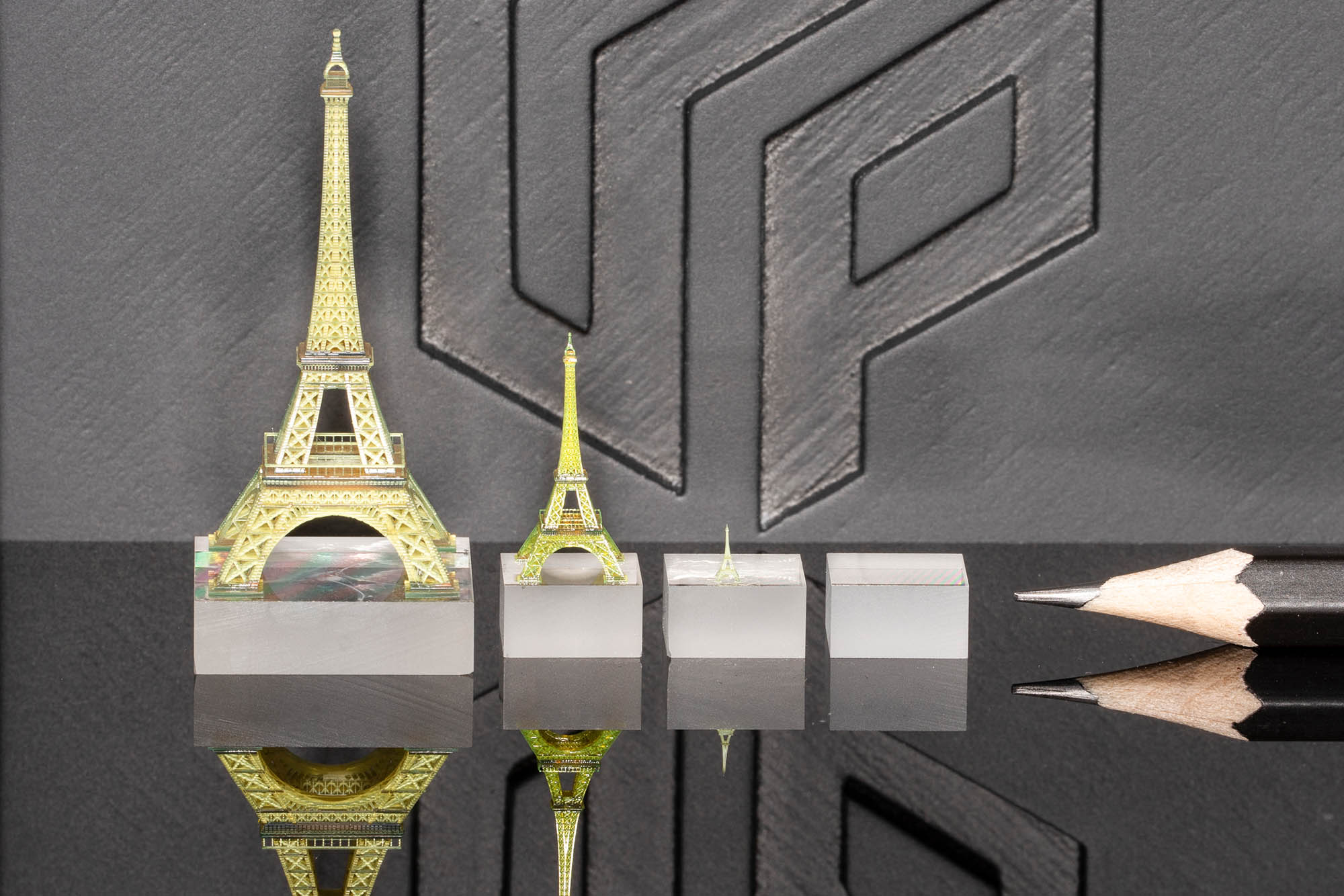 Photo: miniature models of Eiffel Tower in three sizes